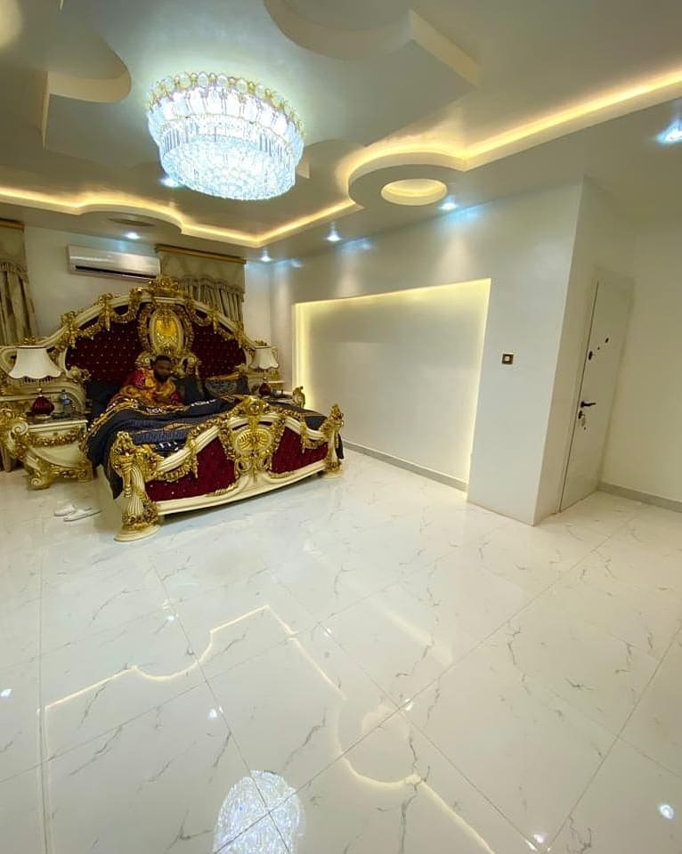 E money's bedroom