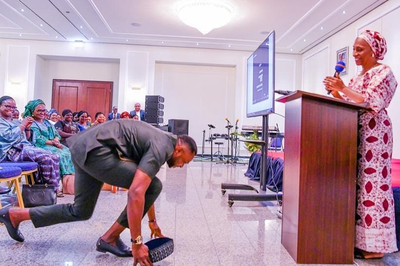 Odunlade prostrating to the VP wife