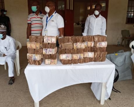 Nigerians gifting money
